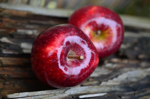 On coupe des pommes pour faire une compote – Cécé from Aix