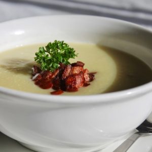 Veloutés de pois cassés et chips de poitrine fumée